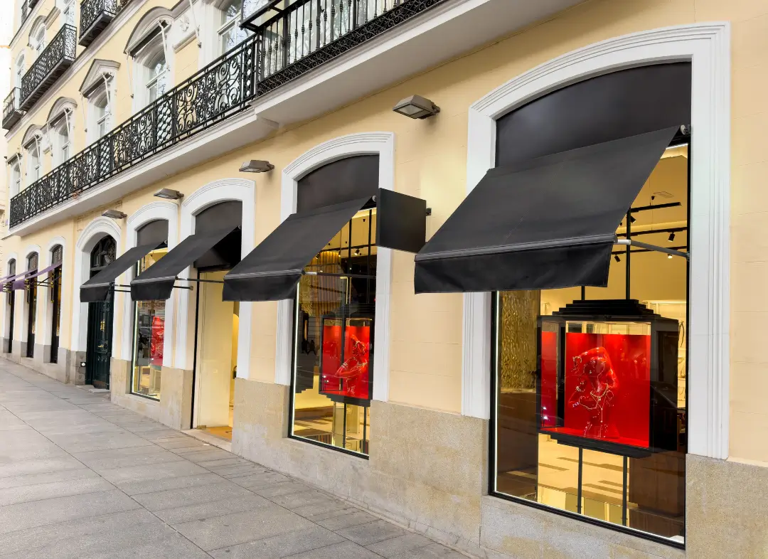 Façade vitrine de magasin en aluminium sur mesure à Roquebrune-Cap-Martin